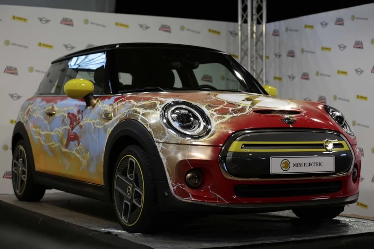 El homenaje del MINI Eléctrico a “The Flash”.